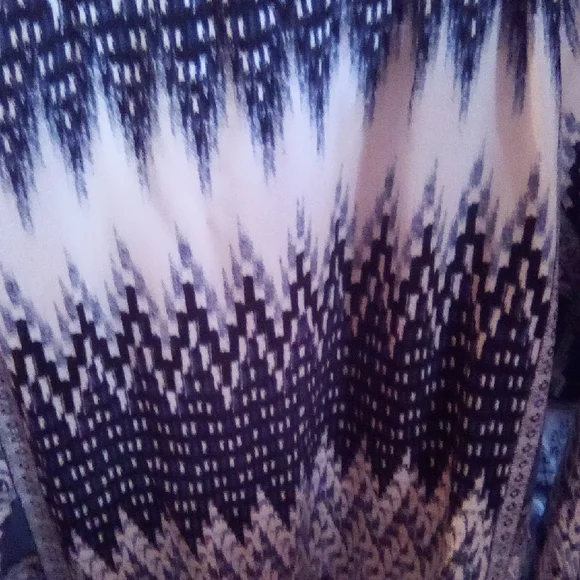 Fig and Flower Navy and Cream Paisley Blouse - Picture 10 of 13